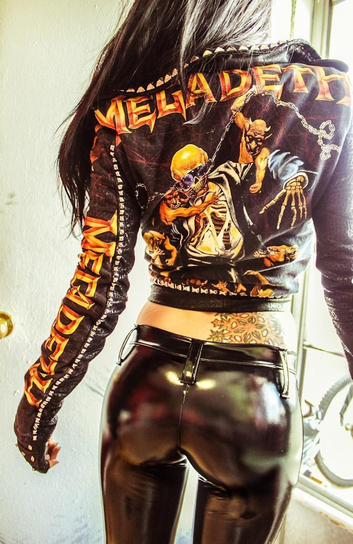 Красивые картинки Фото Девушка заклёпки кожа Metal Dat ass