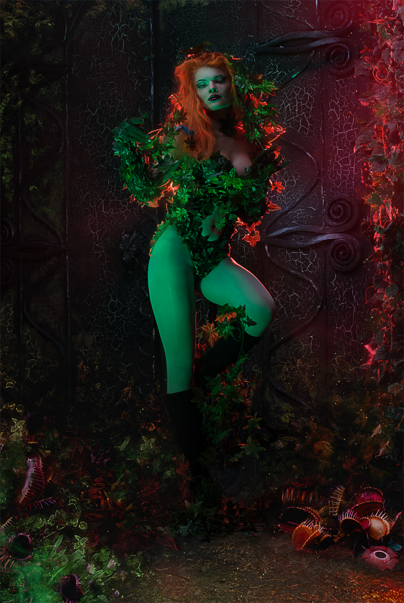 Фото Девушка косплей Poison Ivy DC Universe